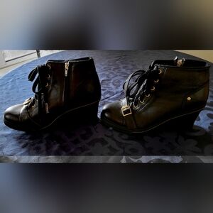 Black wedge-heeled ankle boots lace-up women's 7 Lykos